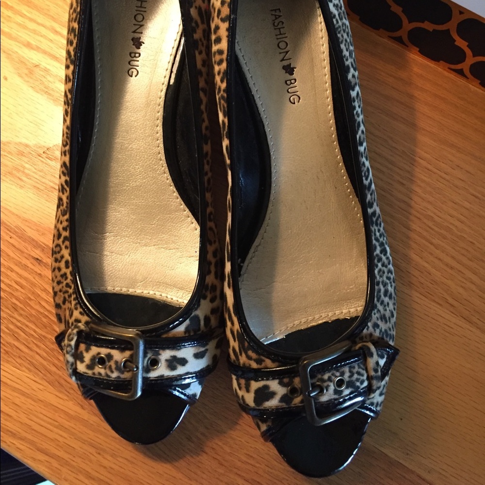 Woman’s Sz 8 Sexy Leopard Print Kitten Heels